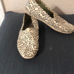 Toms classic slip ons. White & black Aztec print.